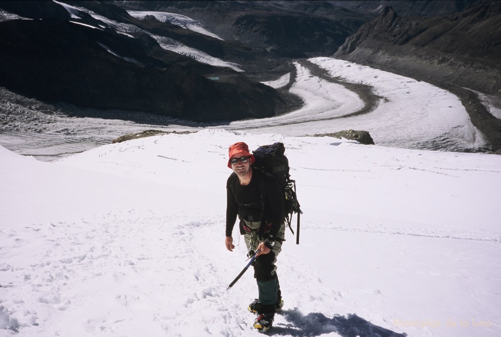 Joaquín Terrés bajando por el Glaciar de Monte Rosa con el Glaciar Grenx-Gorner abajo